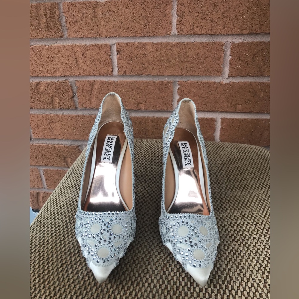 Beautiful satin shoes for sale, size 6, Badgley Mischka
